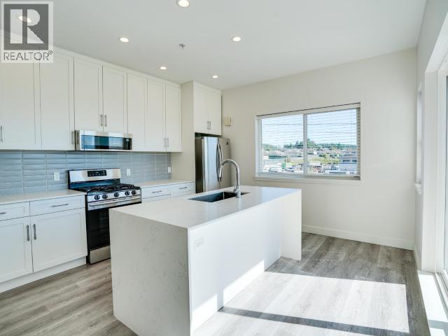 401-7175 Duncan Street, Powell River, BC - Indoor Photo Showing Kitchen With Upgraded Kitchen