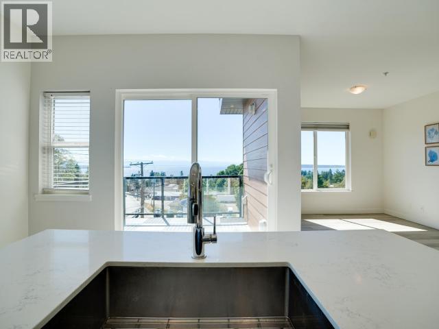 401-7175 Duncan Street, Powell River, BC - Indoor Photo Showing Kitchen With Double Sink