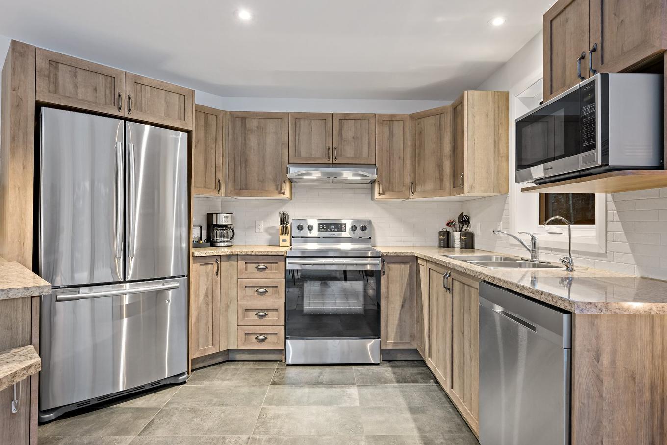 Cuisine - 232 Ch. Des Monarques, Amherst, QC - Indoor Photo Showing Kitchen With Double Sink