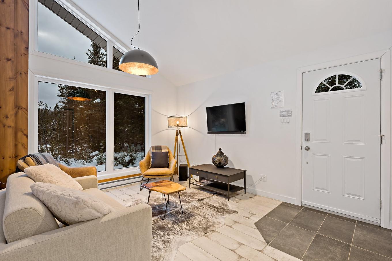 Salon - 232 Ch. Des Monarques, Amherst, QC - Indoor