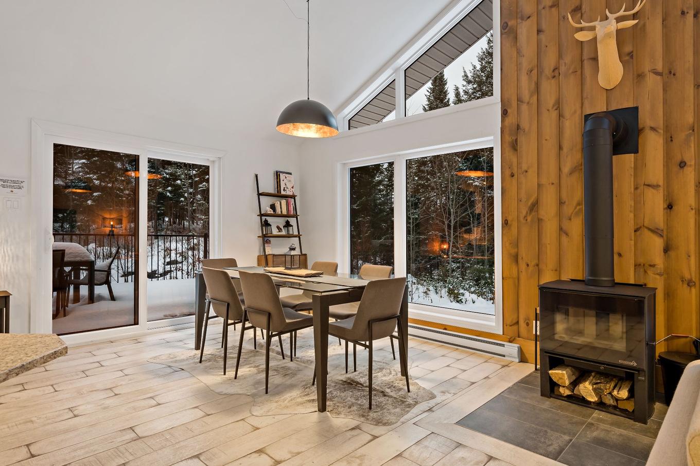 Salle à manger - 232 Ch. Des Monarques, Amherst, QC - Indoor Photo Showing Dining Room With Fireplace