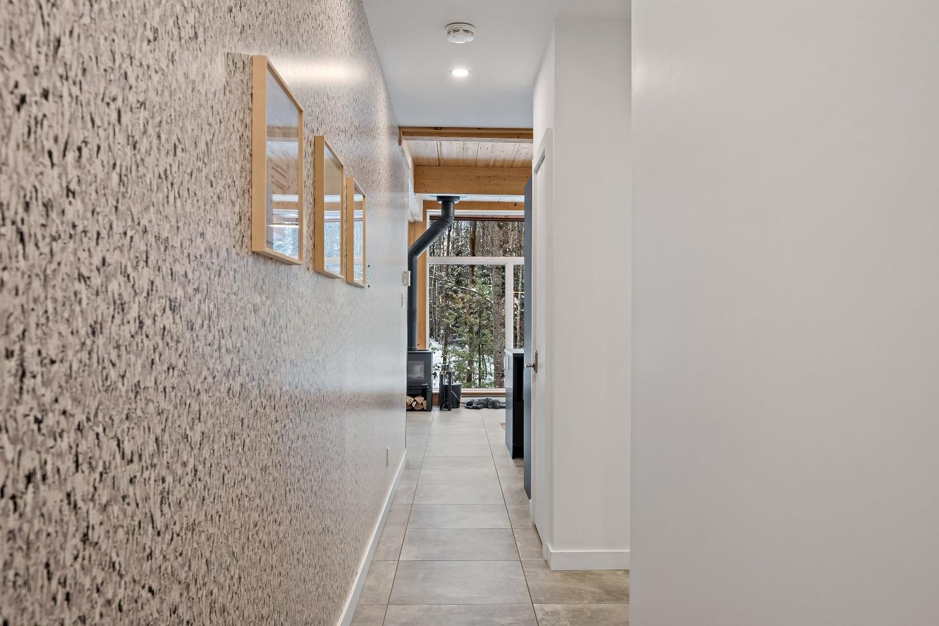 Passageway - 161 Ch. Du Retour-Aux-Sources, Amherst, QC - Indoor Photo Showing Other Room