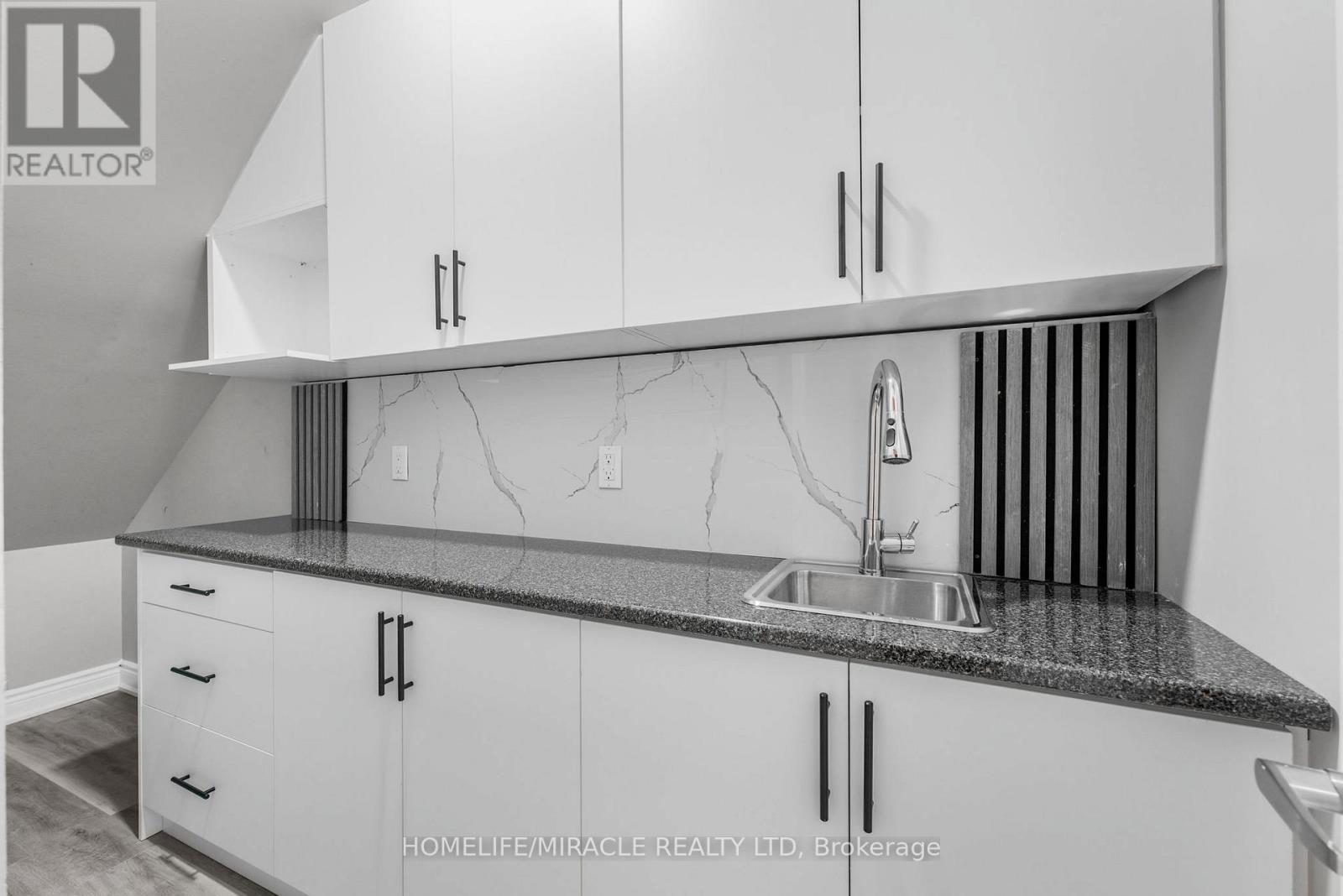 Kitchen - 112 - 2 Automatic Drive, Brampton, ON