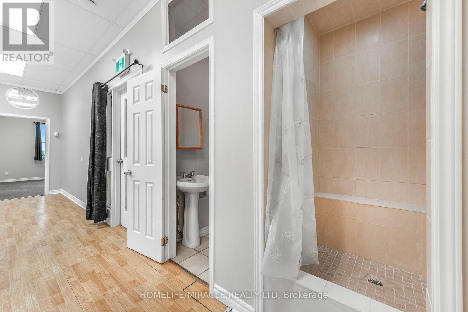 Bathroom upstairs - 112 - 2 Automatic Drive, Brampton, ON