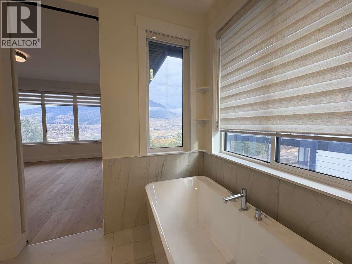 2140 Montenegro Drive, Kelowna, BC - Indoor Photo Showing Bathroom