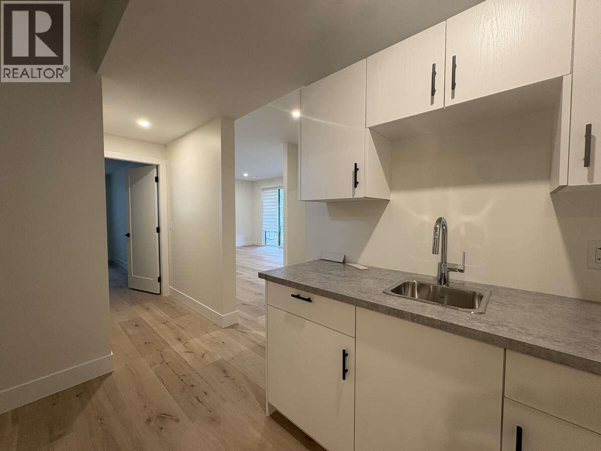 2140 Montenegro Drive, Kelowna, BC - Indoor Photo Showing Kitchen