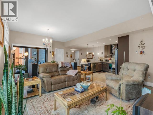 405-38 Waterfront Place, Whitehorse, YT - Indoor Photo Showing Living Room