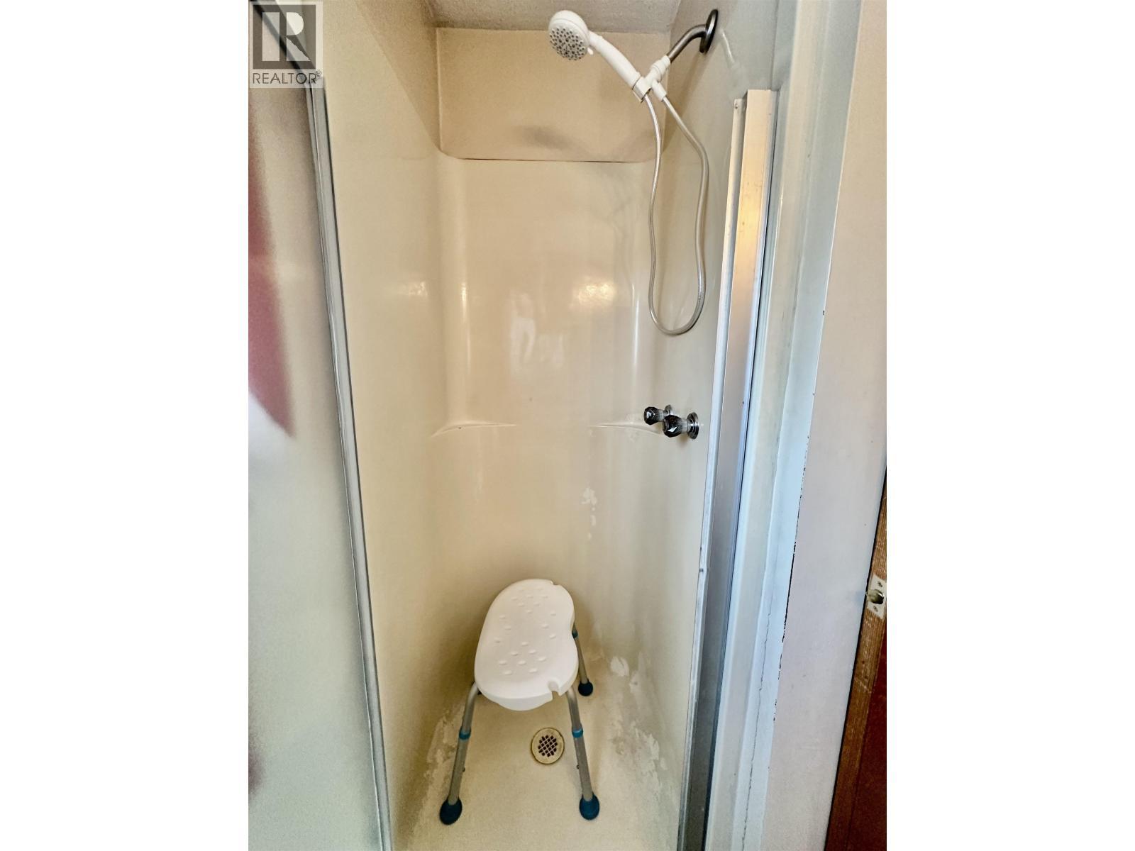 6808 Stokes Road, 100 Mile House, BC - Indoor Photo Showing Bathroom