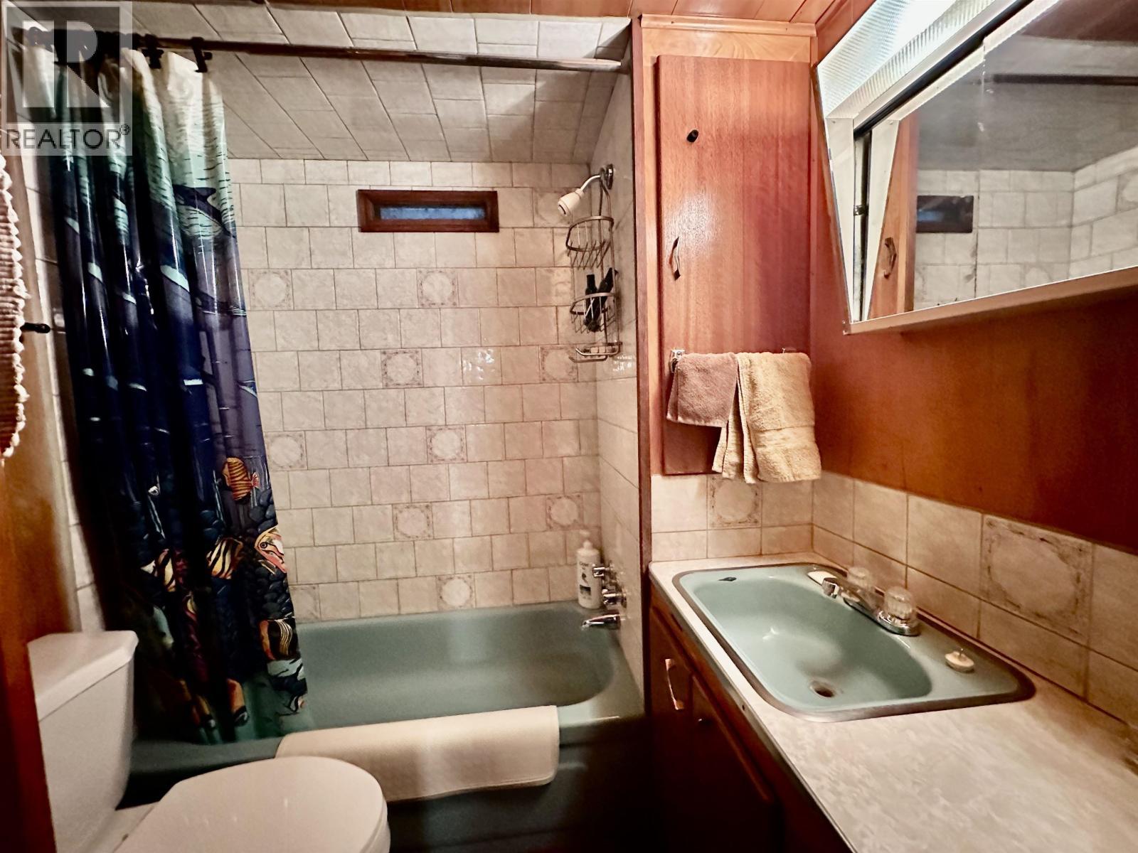 6808 Stokes Road, 100 Mile House, BC - Indoor Photo Showing Bathroom