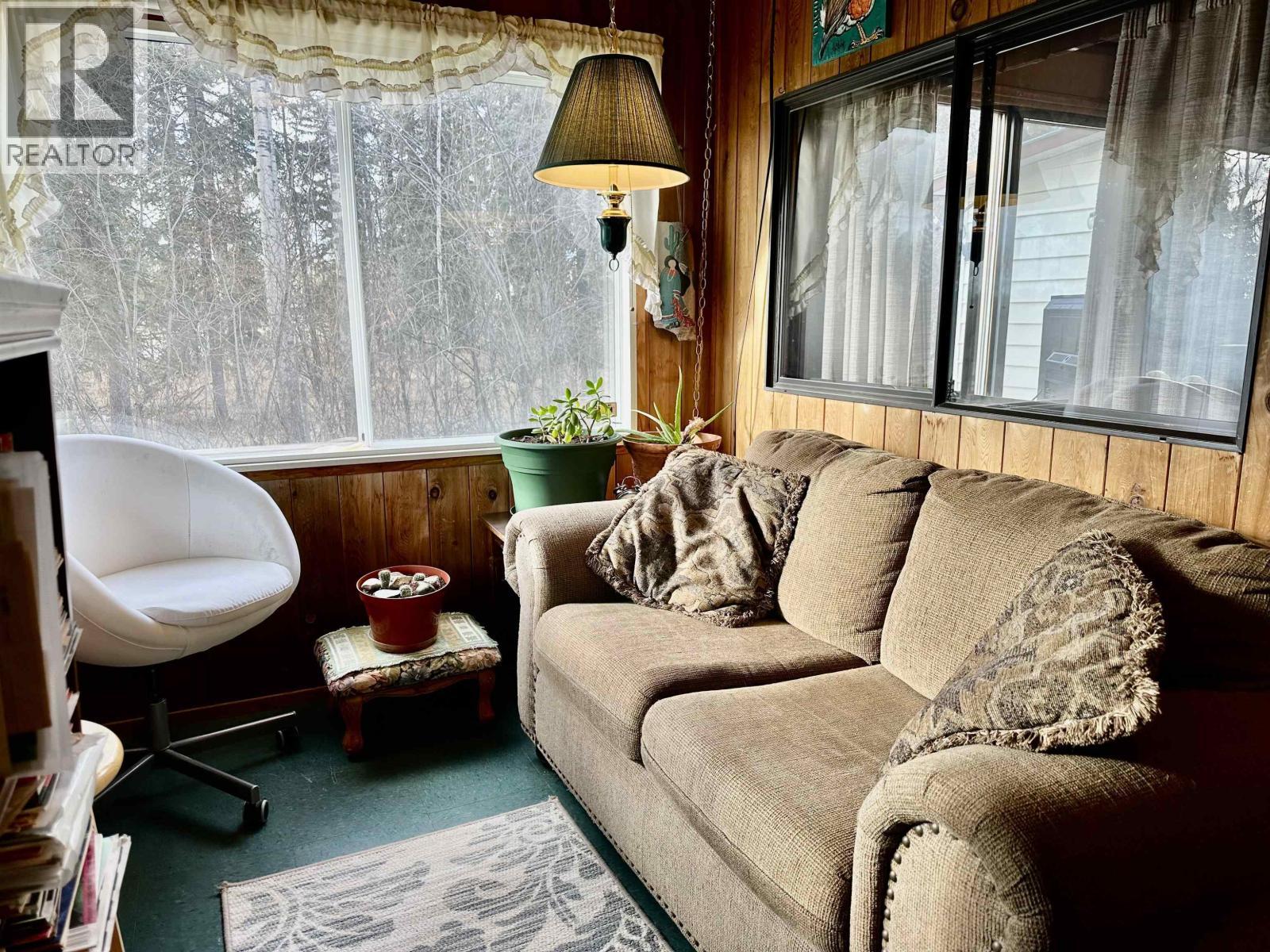 6808 Stokes Road, 100 Mile House, BC - Indoor Photo Showing Living Room