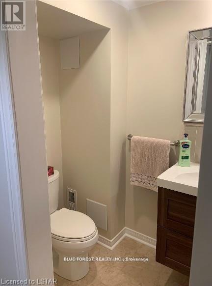 19 Constable Lower Street, London North (North I), ON - Indoor Photo Showing Bathroom