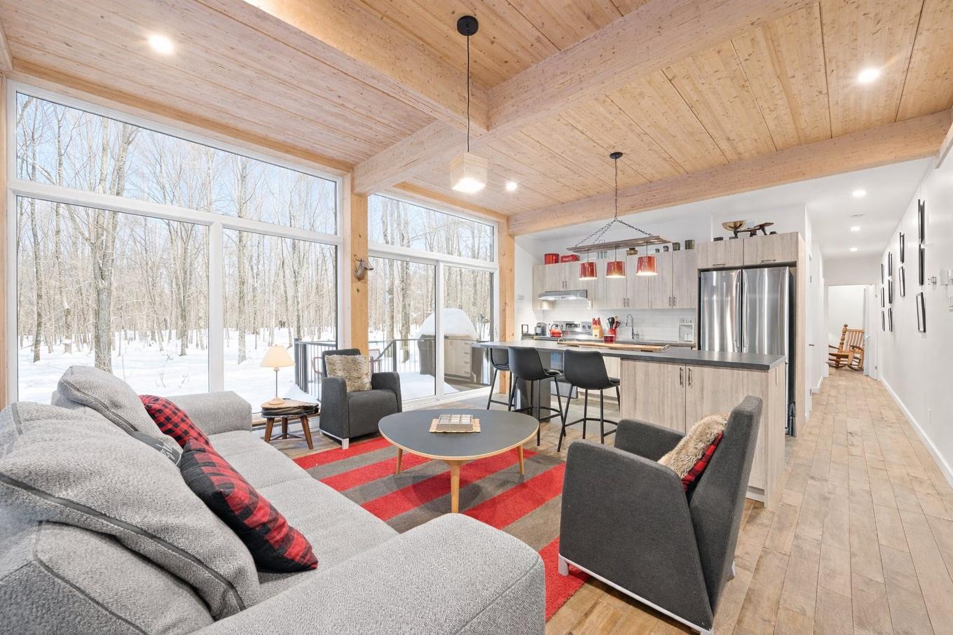 Vue d'ensemble - 171 Ch. Du Retour-Aux-Sources, Amherst, QC - Indoor Photo Showing Living Room