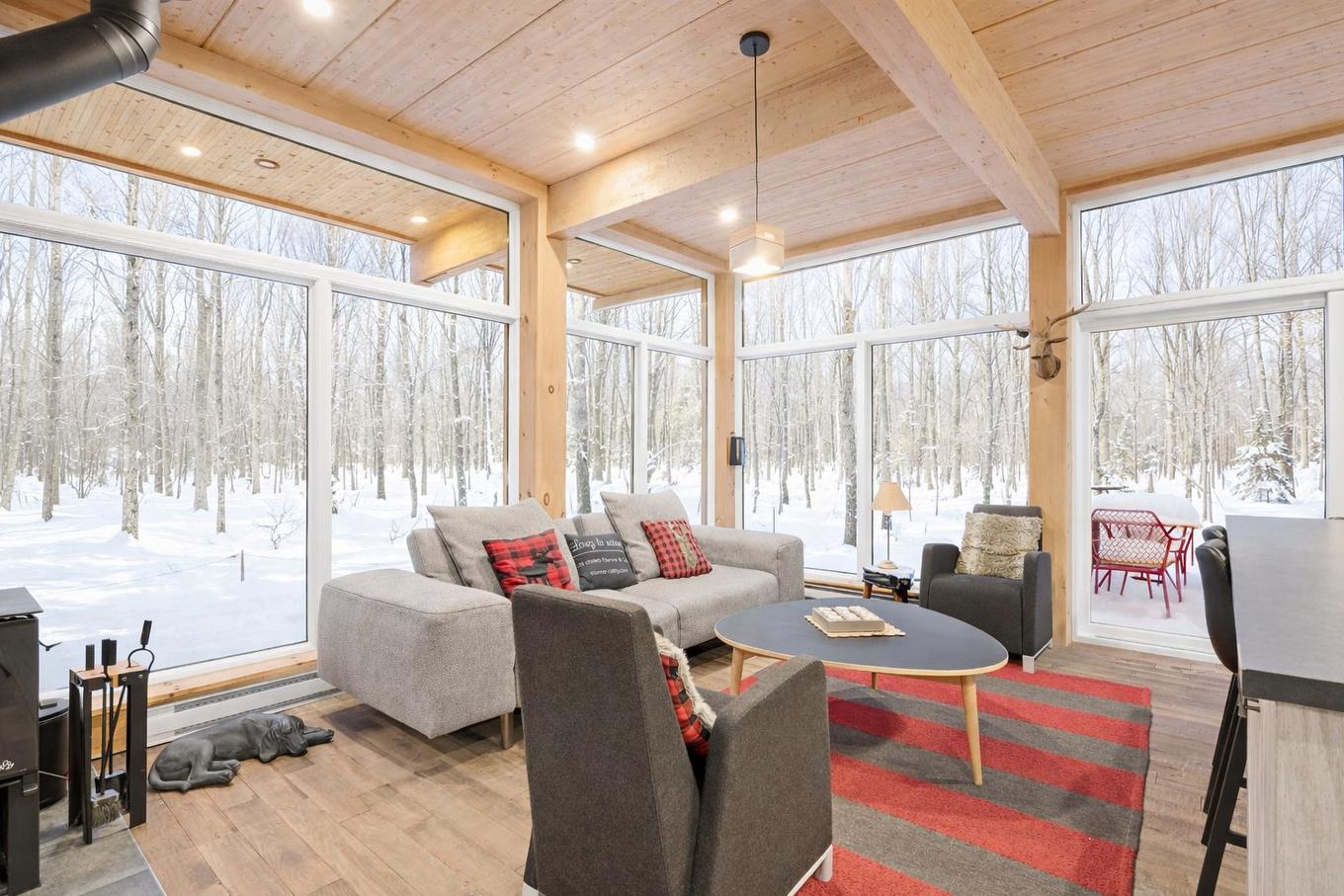 Salon - 171 Ch. Du Retour-Aux-Sources, Amherst, QC - Indoor