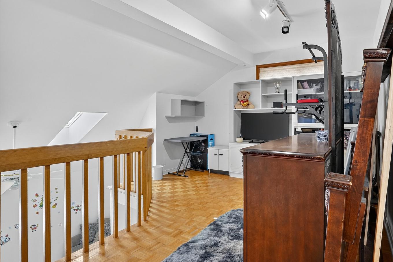 Mezzanine - 560 Rue Maugue, Montréal (L'Île-Bizard/Sainte-Geneviève), QC - Indoor Photo Showing Other Room