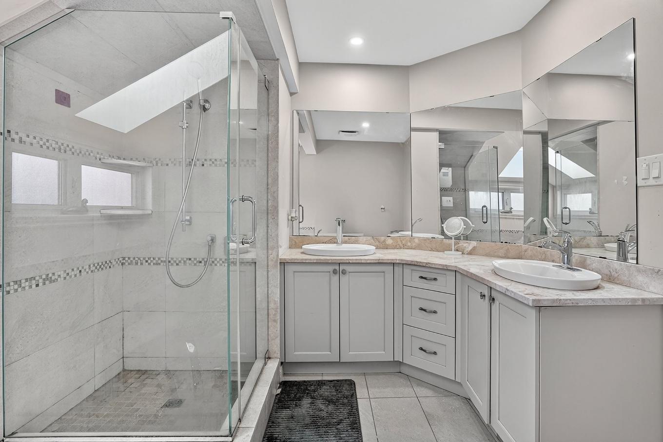 Salle de bains - 560 Rue Maugue, Montréal (L'Île-Bizard/Sainte-Geneviève), QC - Indoor Photo Showing Bathroom