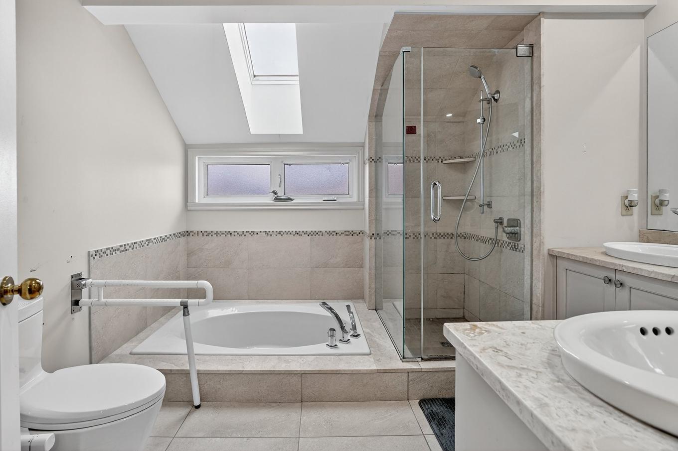 Salle de bains - 560 Rue Maugue, Montréal (L'Île-Bizard/Sainte-Geneviève), QC - Indoor Photo Showing Bathroom