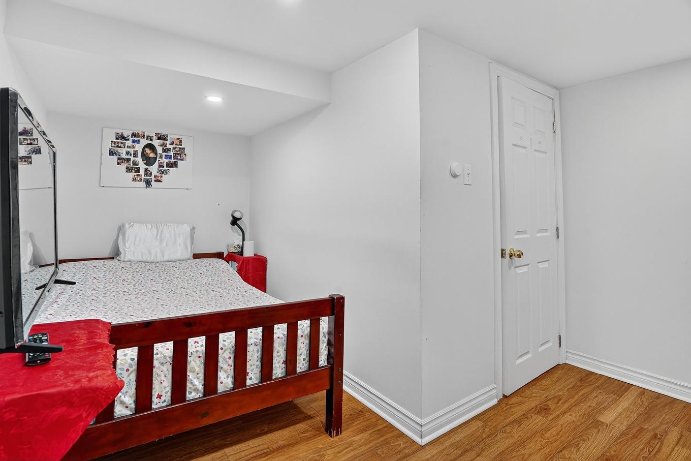 Chambre à coucher - 560 Rue Maugue, Montréal (L'Île-Bizard/Sainte-Geneviève), QC - Indoor Photo Showing Bedroom