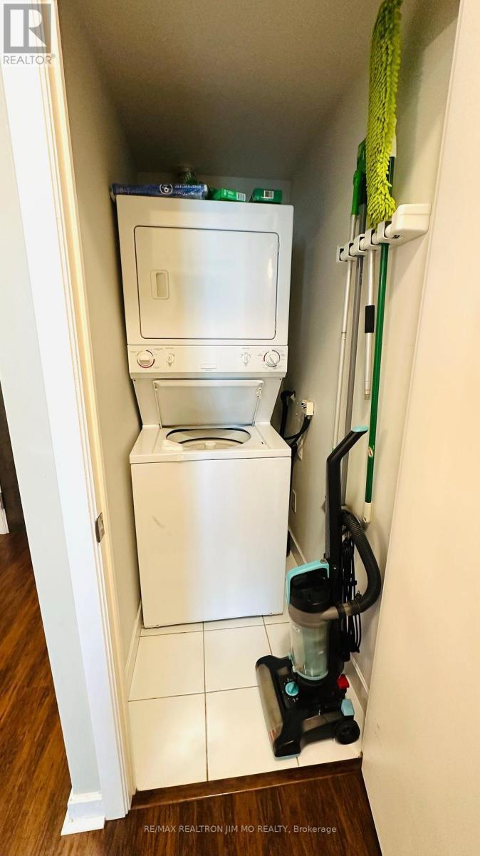 1704 - 18 Harbour Street, Toronto, ON - Indoor Photo Showing Laundry Room