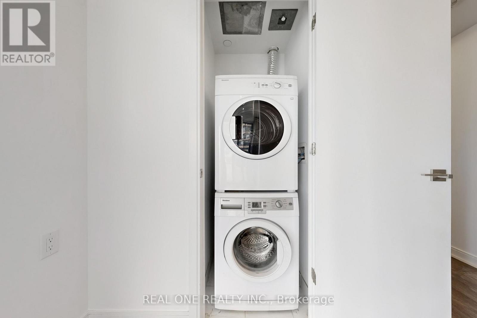 2510 - 50 Charles Street E, Toronto, ON - Indoor Photo Showing Laundry Room