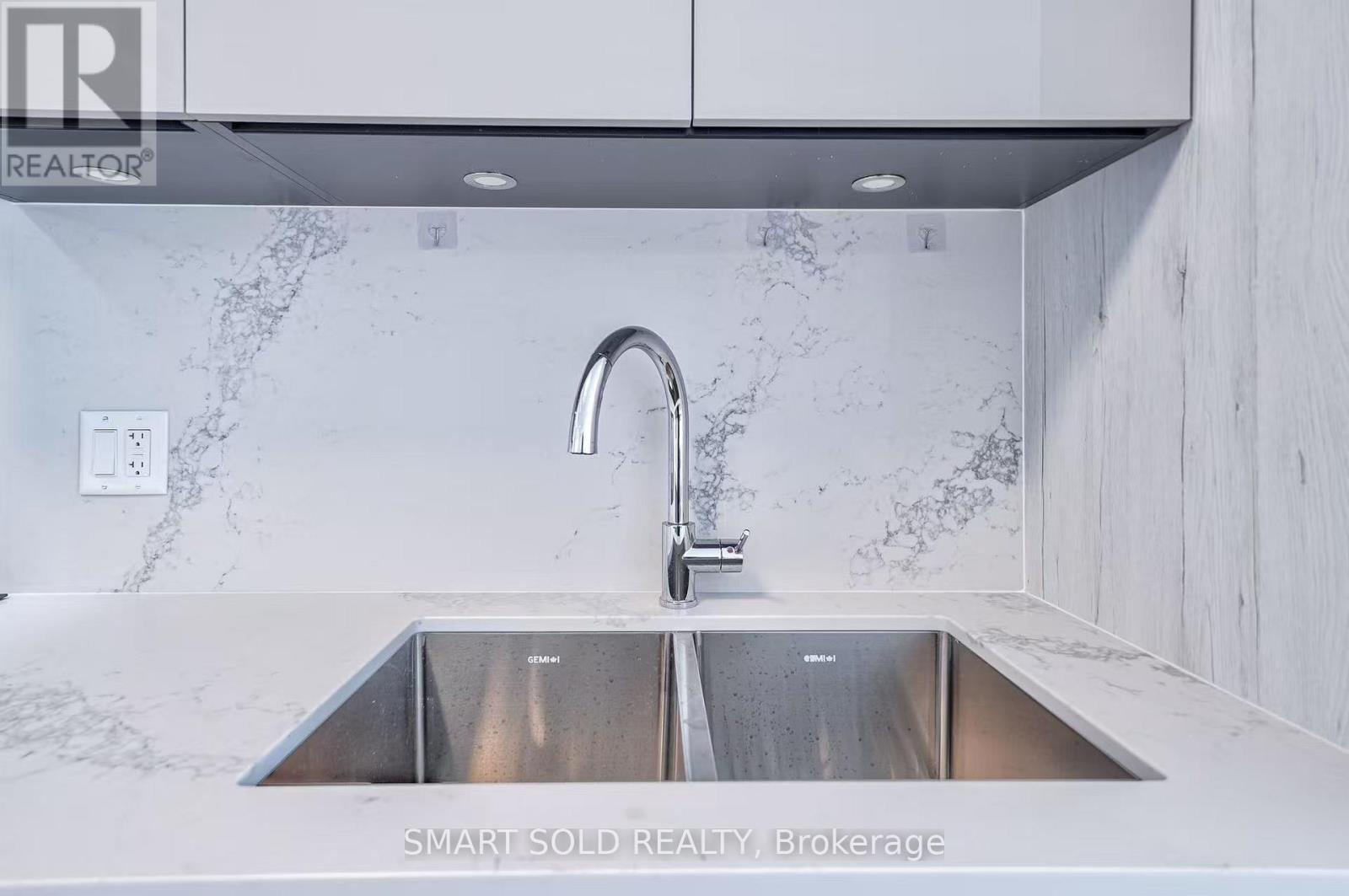 C 2701 - 8 Water Walk Drive, Markham, ON - Indoor Photo Showing Kitchen