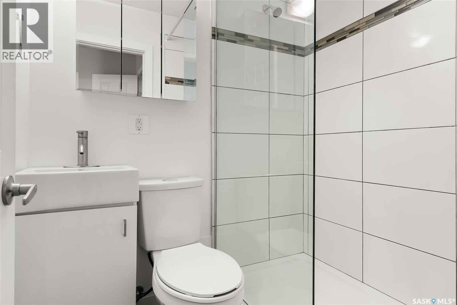4 230 Broadway Avenue E, Regina, SK - Indoor Photo Showing Bathroom