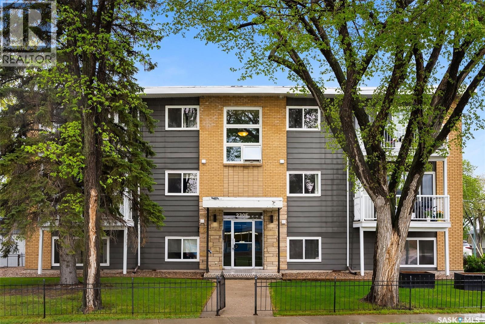 4 230 Broadway Avenue E, Regina, SK - Outdoor With Facade