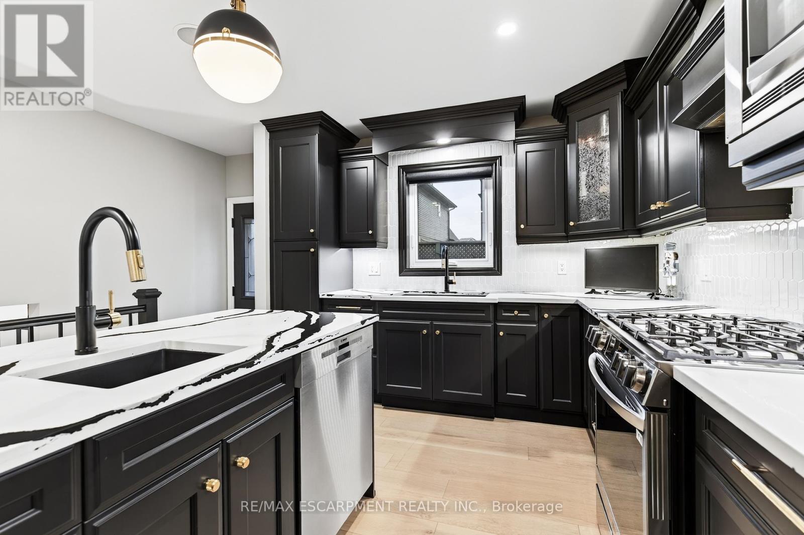 7 Waterside Drive, Hamilton, ON - Indoor Photo Showing Kitchen With Upgraded Kitchen
