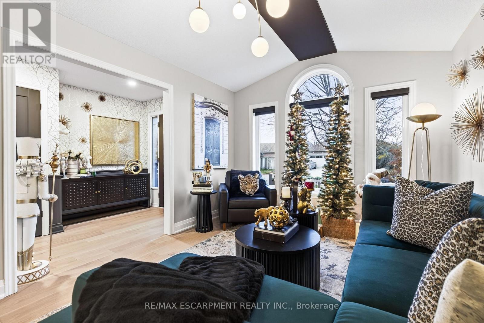 7 Waterside Drive, Hamilton, ON - Indoor Photo Showing Living Room