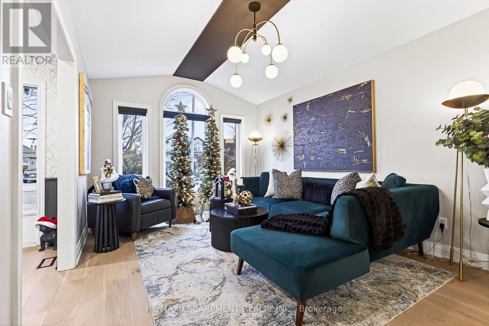 7 Waterside Drive, Hamilton, ON - Indoor Photo Showing Living Room