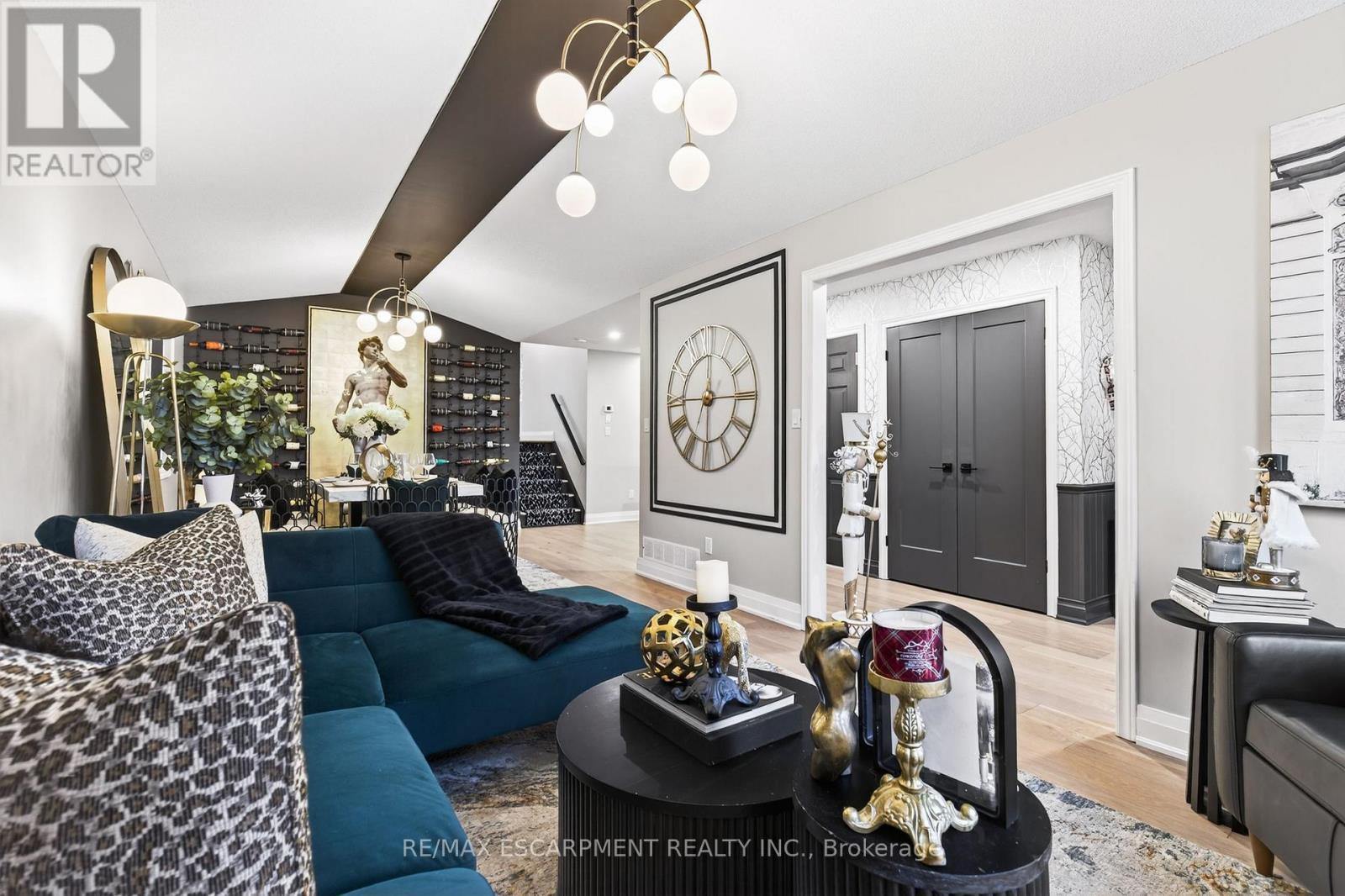 7 Waterside Drive, Hamilton, ON - Indoor Photo Showing Living Room