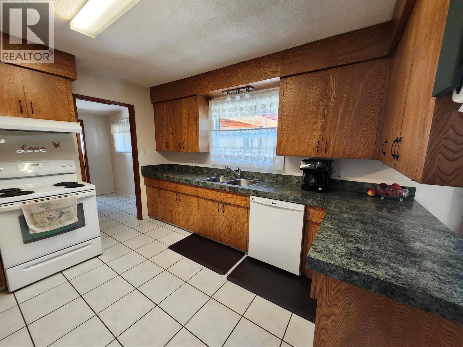 6453 Park Drive, Oliver, BC - Indoor Photo Showing Kitchen With Double Sink