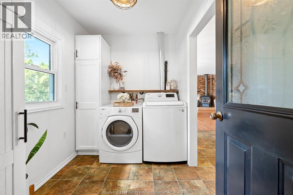 9395 River Line, Chatham, ON - Indoor Photo Showing Laundry Room