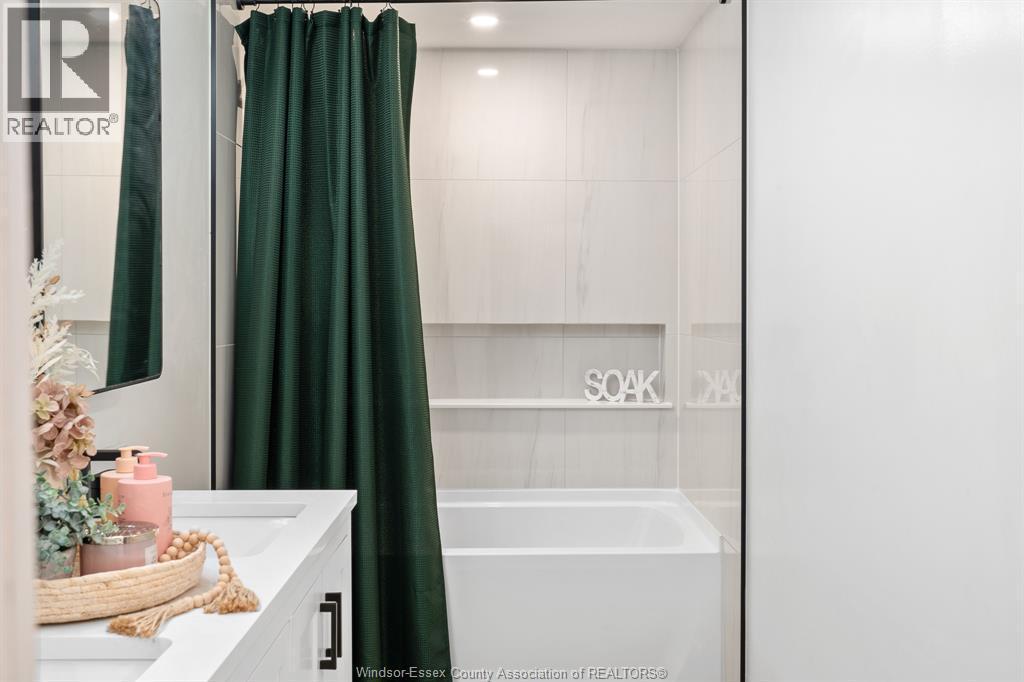 9395 River Line, Chatham, ON - Indoor Photo Showing Bathroom