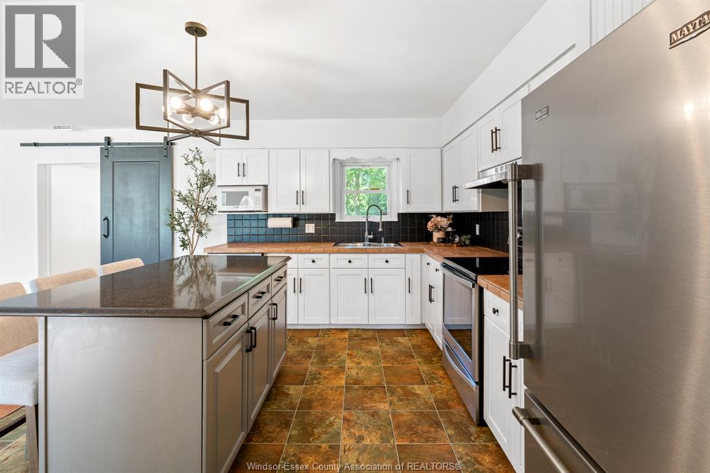 9395 River Line, Chatham, ON - Indoor Photo Showing Kitchen With Upgraded Kitchen