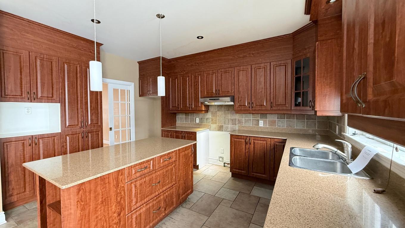 Cuisine - 181 Crois. Gilles-Lecourt, Terrebonne (Lachenaie), QC - Indoor Photo Showing Kitchen With Double Sink