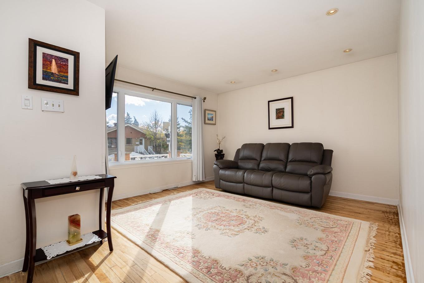 Salon - 4517 8E Rue, Laval (Chomedey), QC - Indoor Photo Showing Living Room