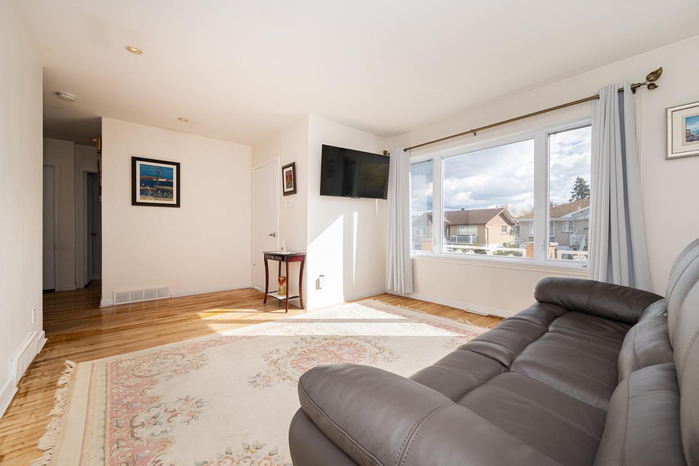 Salon - 4517 8E Rue, Laval (Chomedey), QC - Indoor Photo Showing Living Room