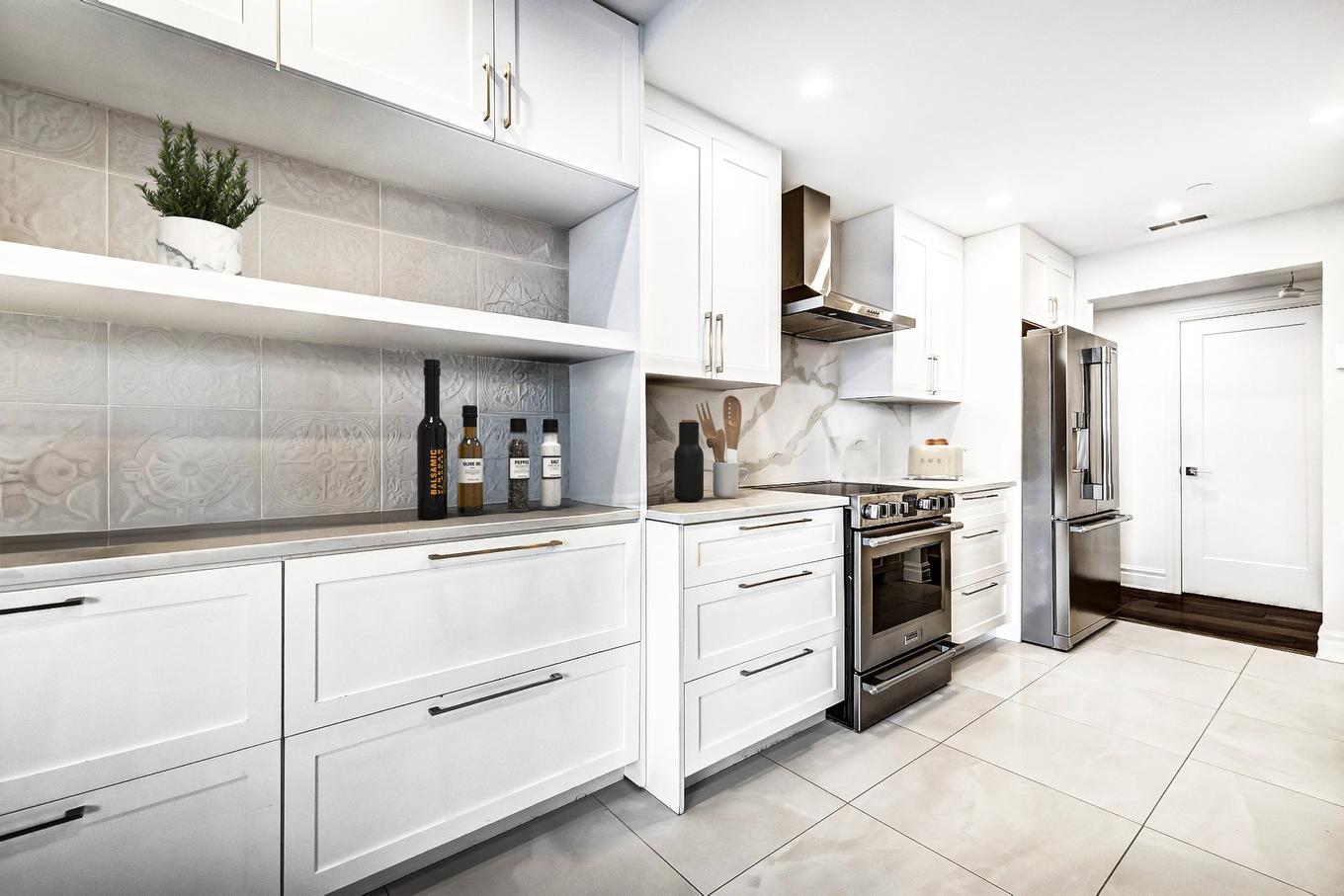 Kitchen - 303-5850 Av. Marc-Chagall, Côte-Saint-Luc, QC - Indoor Photo Showing Kitchen With Upgraded Kitchen