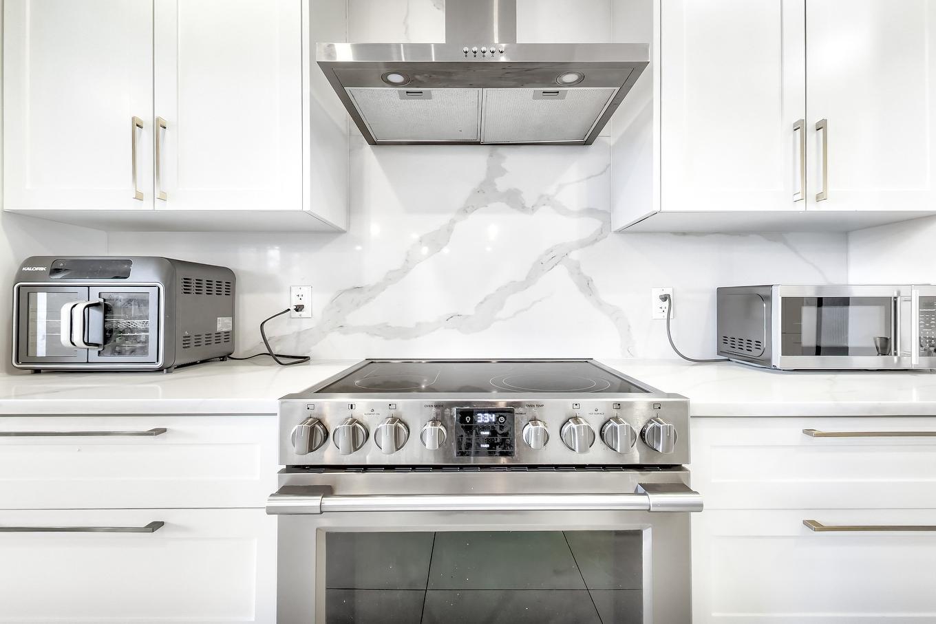 Kitchen - 303-5850 Av. Marc-Chagall, Côte-Saint-Luc, QC - Indoor Photo Showing Kitchen