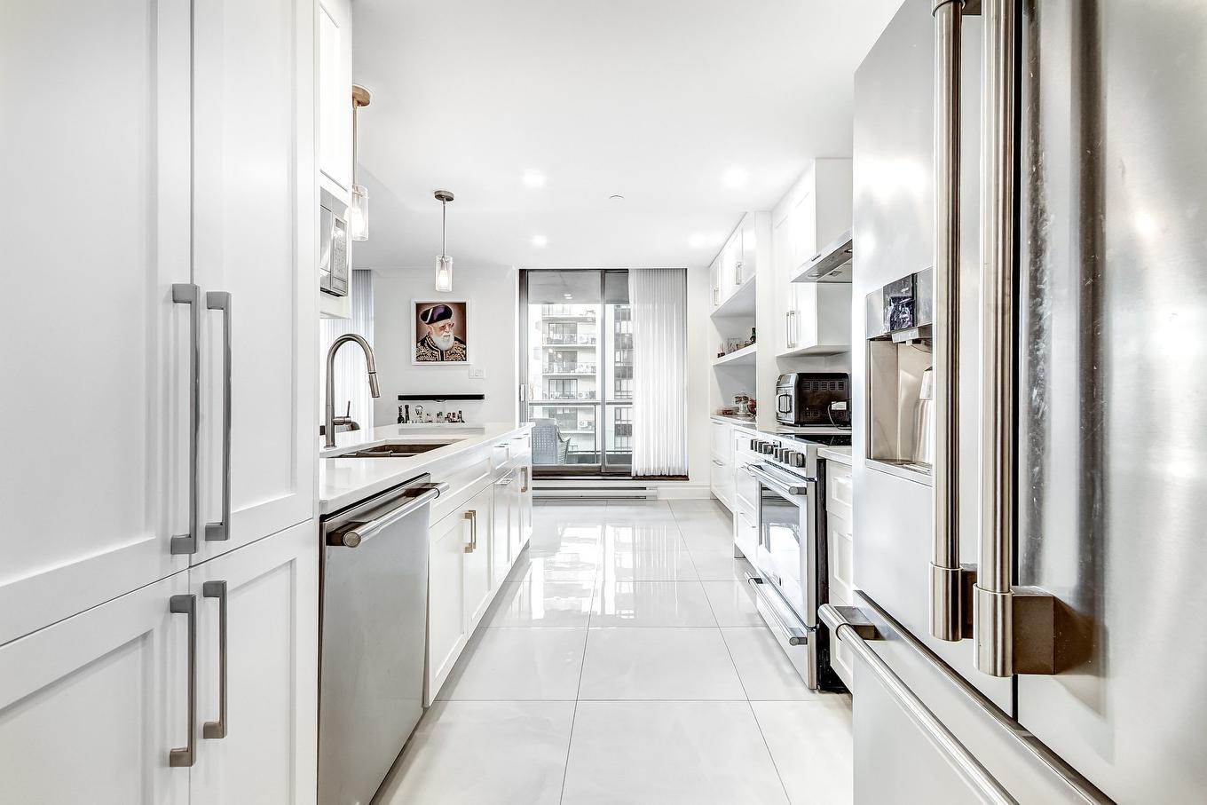 Kitchen - 303-5850 Av. Marc-Chagall, Côte-Saint-Luc, QC - Indoor Photo Showing Kitchen With Upgraded Kitchen