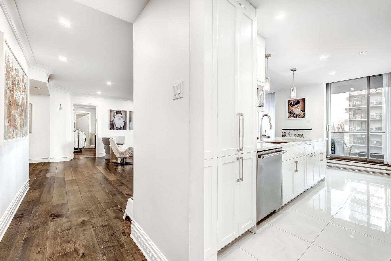 Kitchen - 303-5850 Av. Marc-Chagall, Côte-Saint-Luc, QC - Indoor Photo Showing Kitchen With Upgraded Kitchen