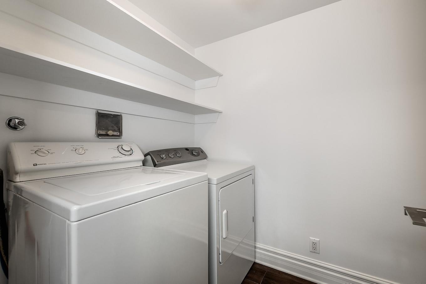 Laundry room - 303-5850 Av. Marc-Chagall, Côte-Saint-Luc, QC - Indoor Photo Showing Laundry Room