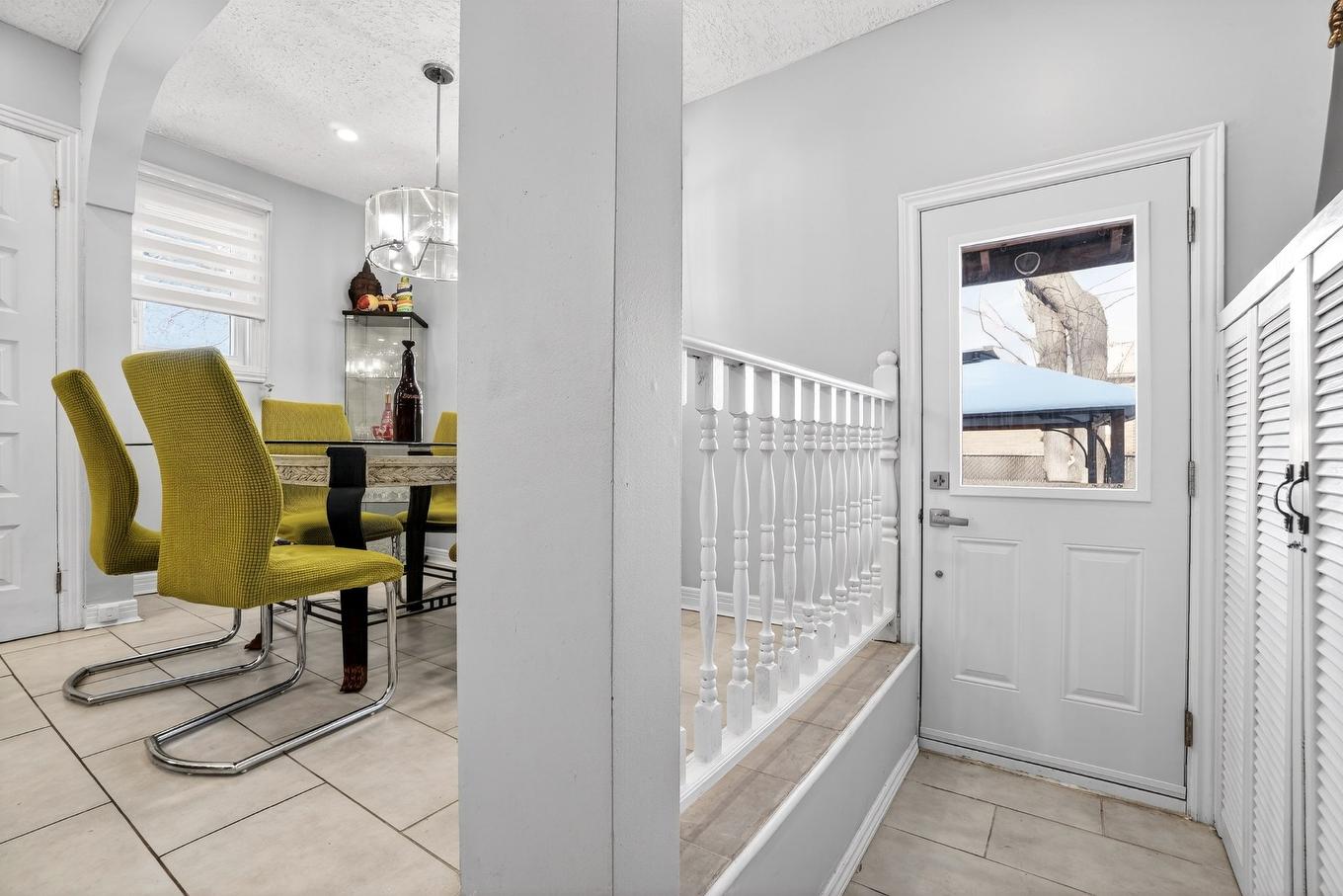 Hall - 242 Rue Léveillé, Laval (Pont-Viau), QC - Indoor