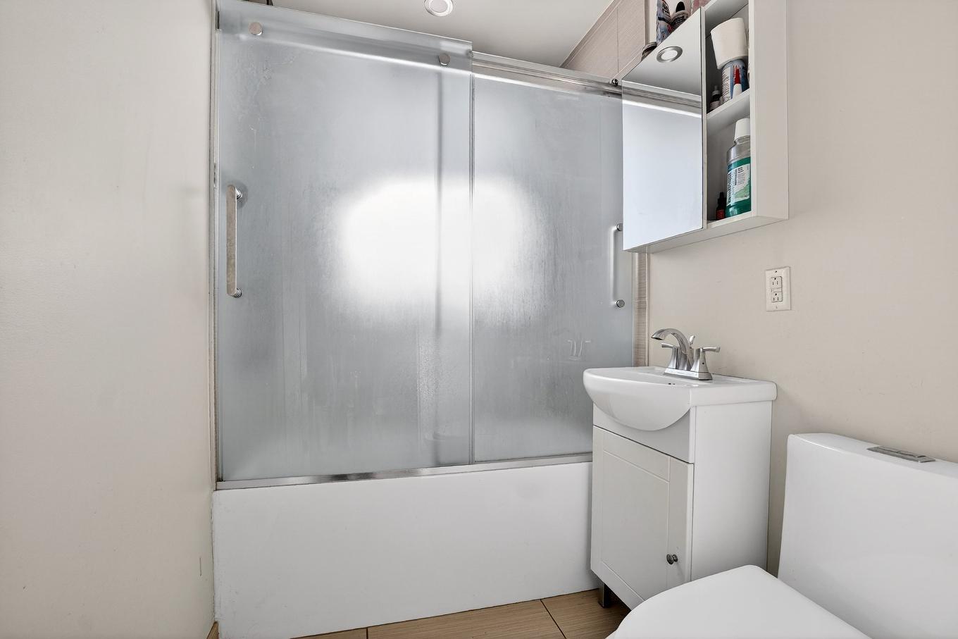 Bathroom - 242 Rue Léveillé, Laval (Pont-Viau), QC - Indoor Photo Showing Bathroom