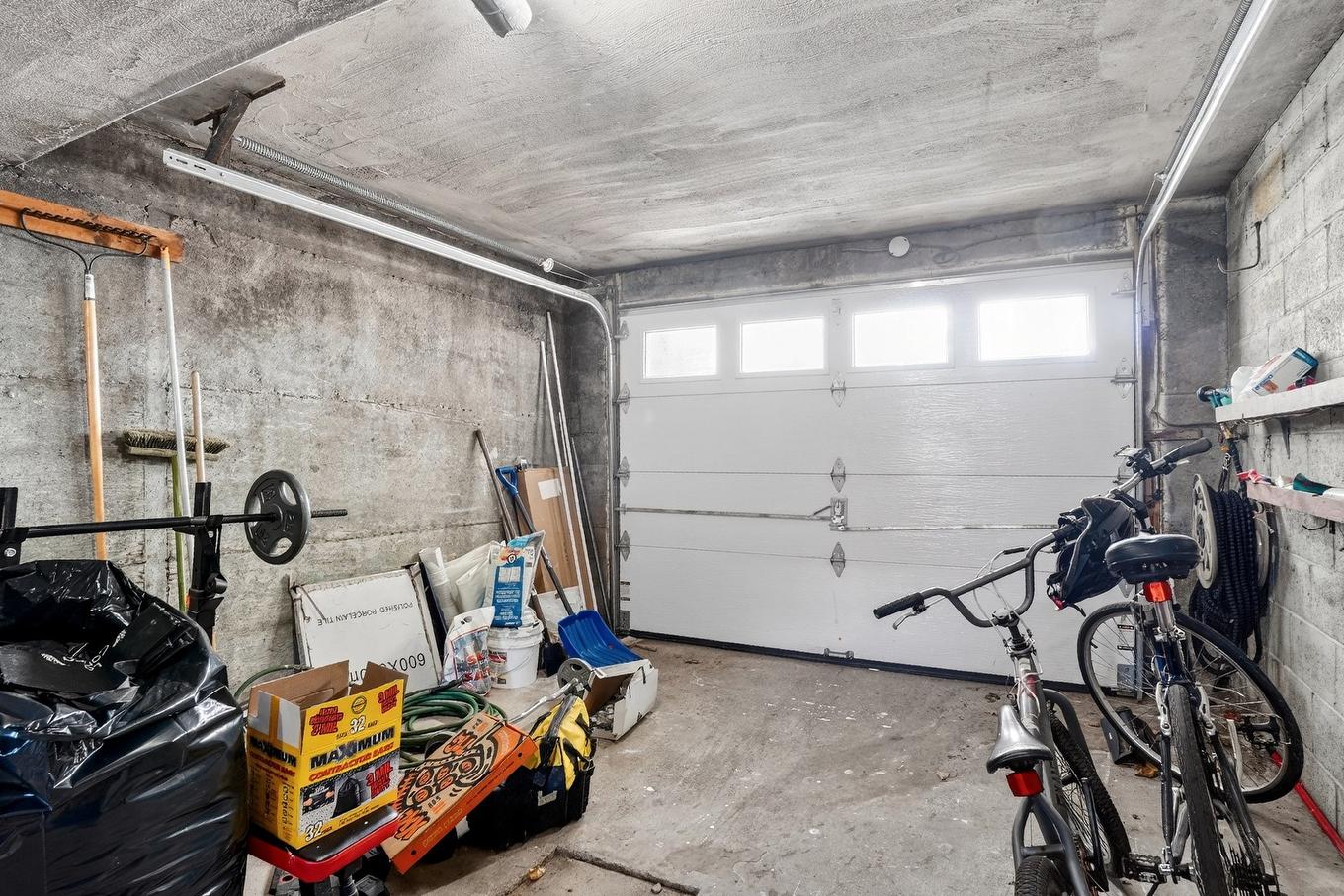 Garage - 242 Rue Léveillé, Laval (Pont-Viau), QC - Indoor Photo Showing Garage