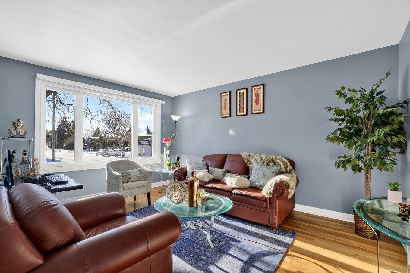 Living room - 242 Rue Léveillé, Laval (Pont-Viau), QC - Indoor Photo Showing Living Room