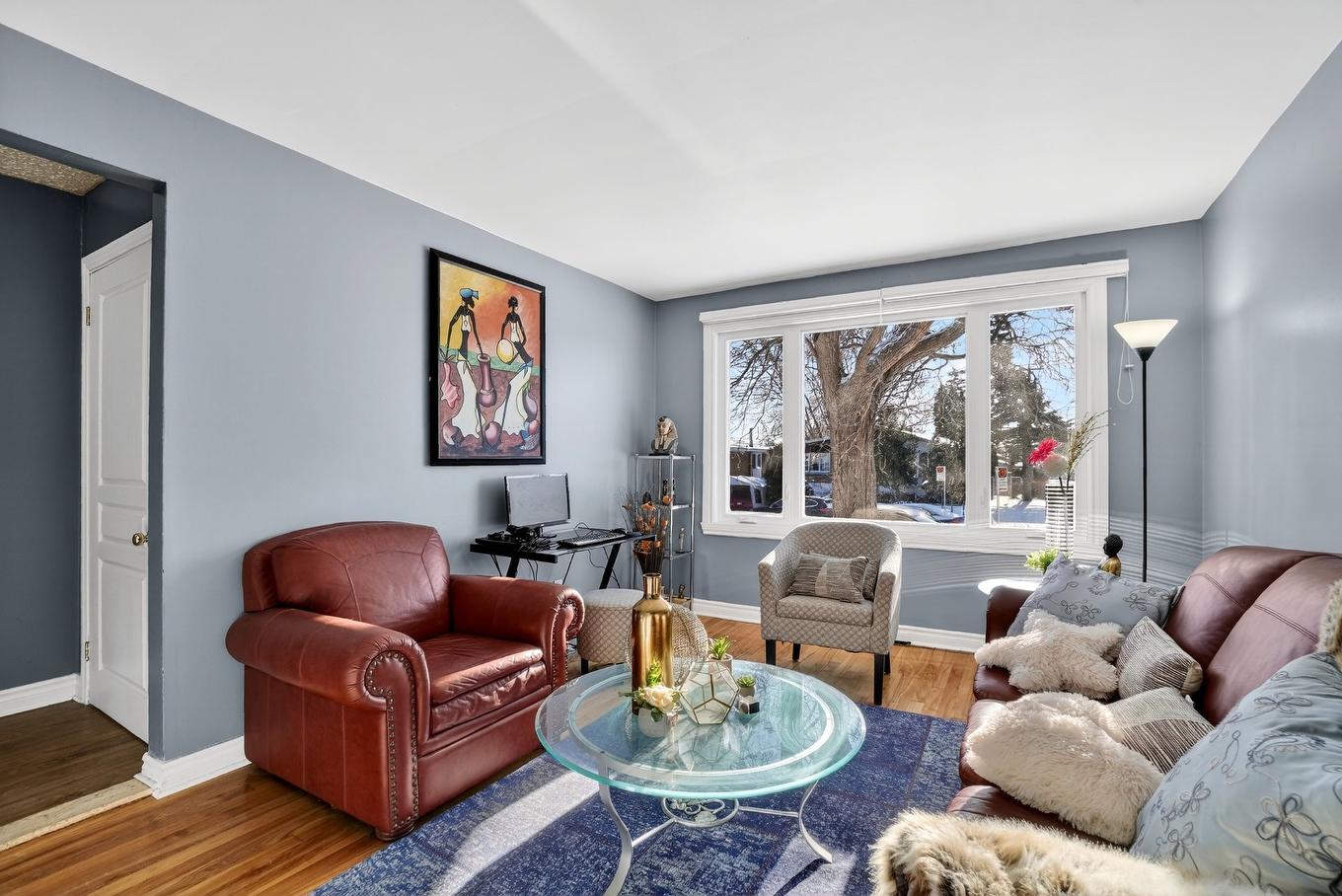 Living room - 242 Rue Léveillé, Laval (Pont-Viau), QC - Indoor Photo Showing Living Room