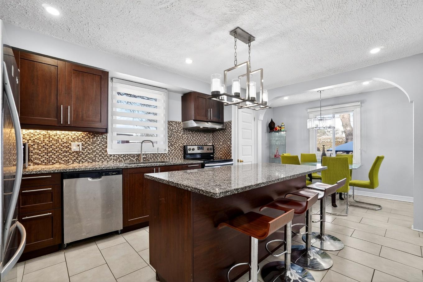 Kitchen - 242 Rue Léveillé, Laval (Pont-Viau), QC - Indoor Photo Showing Kitchen With Upgraded Kitchen