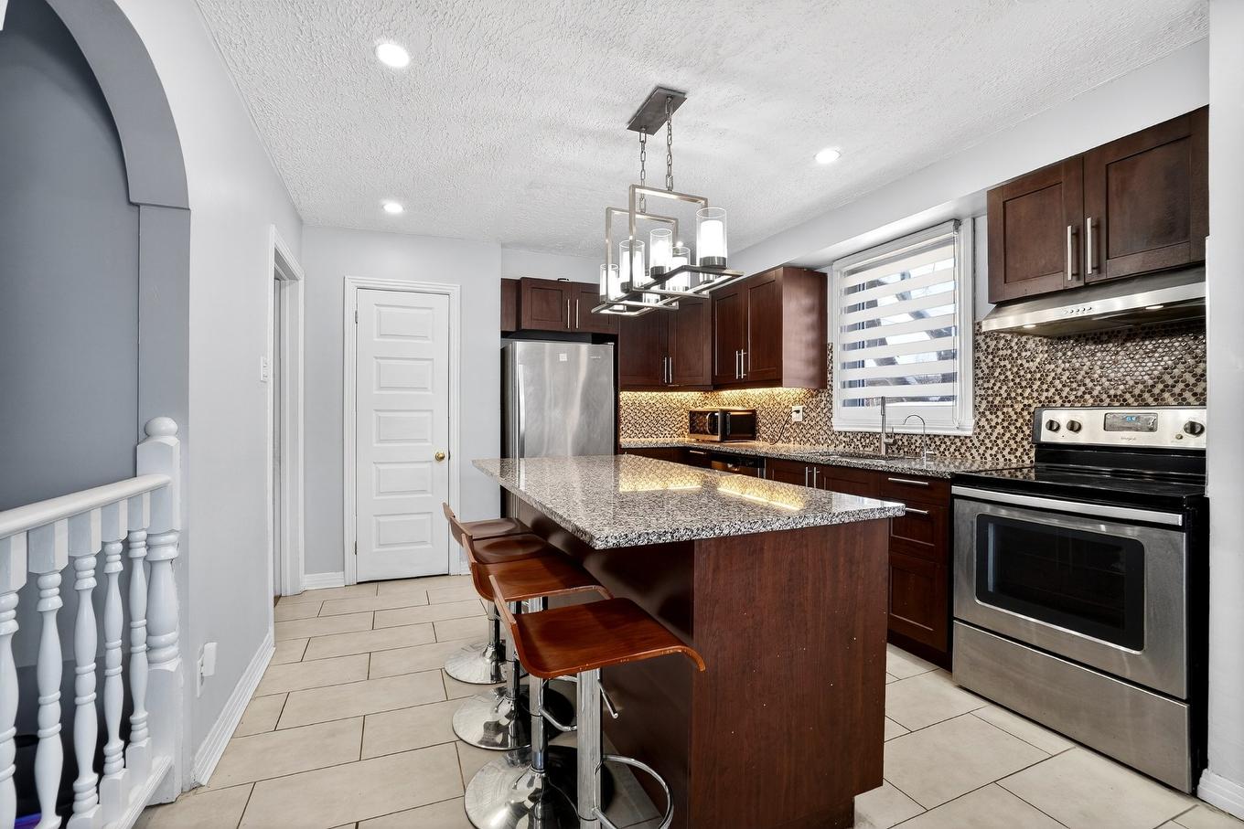 Kitchen - 242 Rue Léveillé, Laval (Pont-Viau), QC - Indoor Photo Showing Kitchen With Upgraded Kitchen