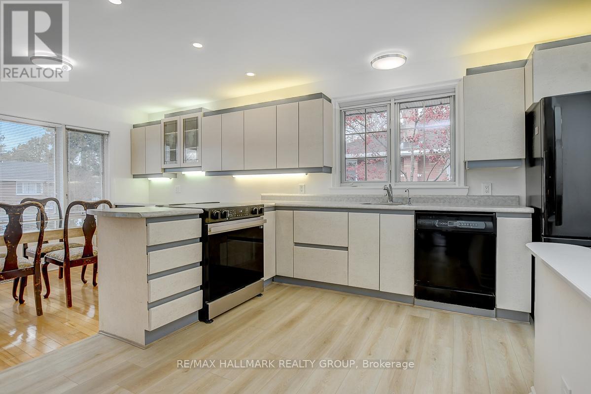 13 Dunham Street, Ottawa, ON - Indoor Photo Showing Kitchen